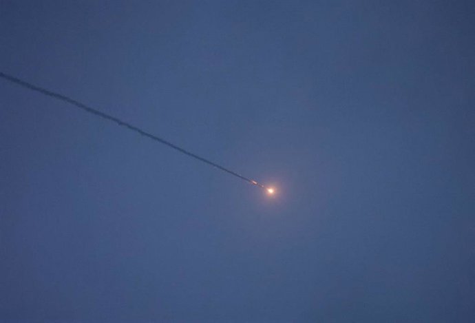 Un misil antiaéreo de Israel intercepta un proyectil lanzado desde Líbano.