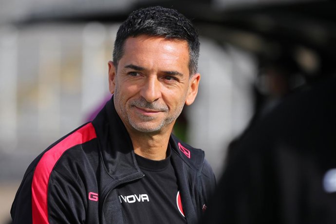 Futbol, Palestino vs Union La Calera. Fecha 7, Liga de Primera 2025. El entrenador de Union La Calera Walter Lemma es fotografiado durante el partido de primera division contra Palestino disputado en el estadio Municipal de La Cisterna en Santiago,