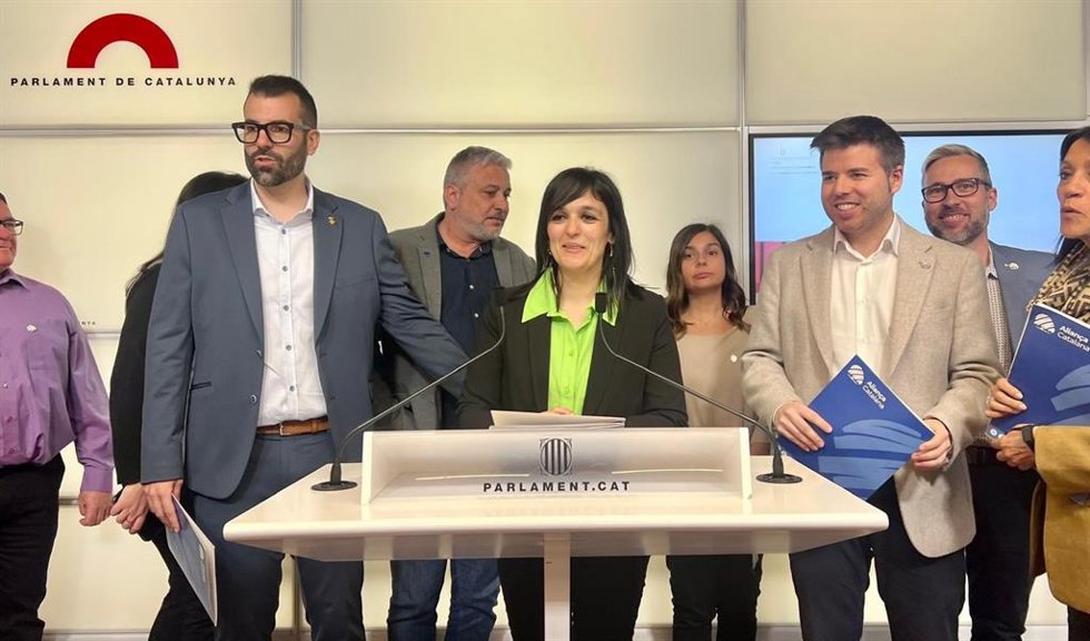 La líder de Aliana Catalana, Sílvia Orriols, en una rueda de prensa en el Parlament