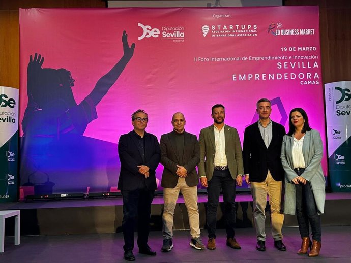 Foto de familia tras la inauguración de las jornadas sobre innovación y emprendimiento celebrada en Camas.
