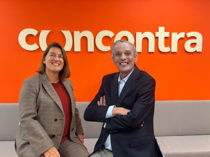 Annemieke Rood (i), fundadora de Annemieke MCS, junto a Javier López-Linares (d) , presidente ejecutivo y fundador de Grupo Concentra.