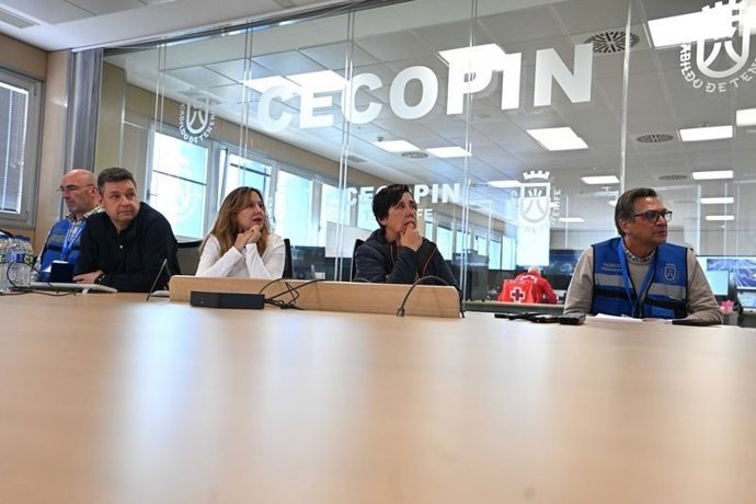 La presidenta del Cabildo, Rosa Dávila, junto a otras autoridades insulares, en la reunión mantenida con los coordinadores de emergencia municipales frente a la borrasca 'Therese'