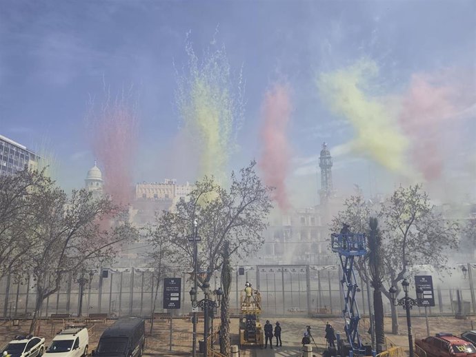 Última 'mascletà' de las Fallas 2026 de la Pirotecnia Hermanos Caballer en la Plaza del Ayuntamiento de València