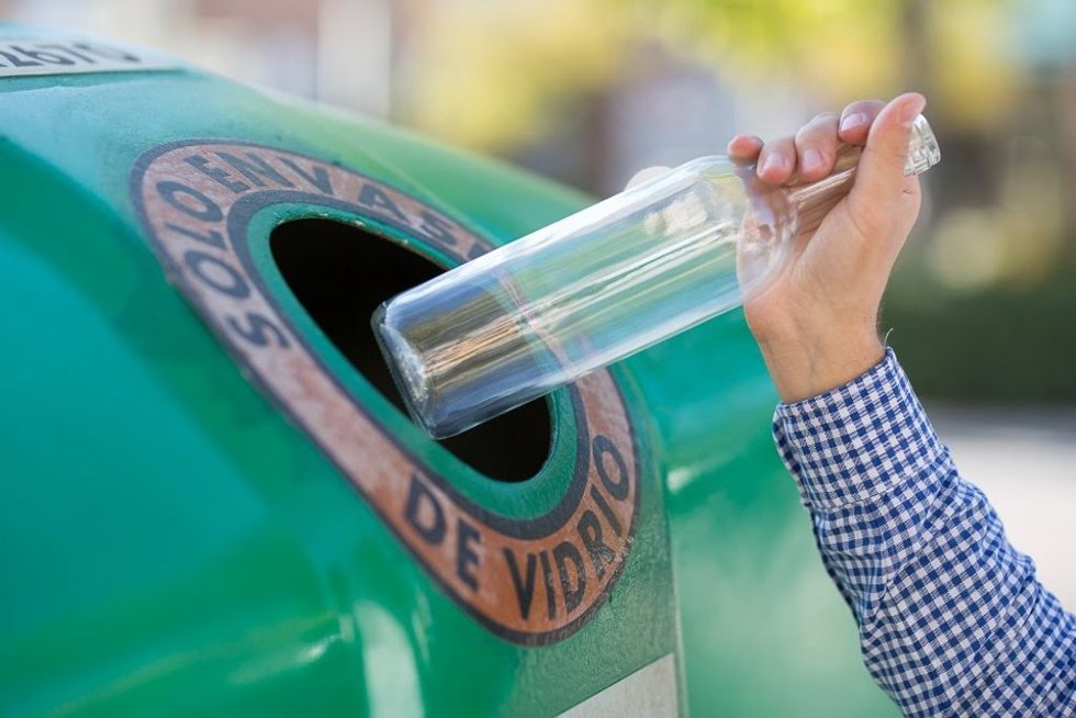 Reciclando una botella.