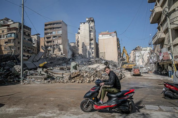 Un par de edificios con daños tras ataques israelíes en Líbano