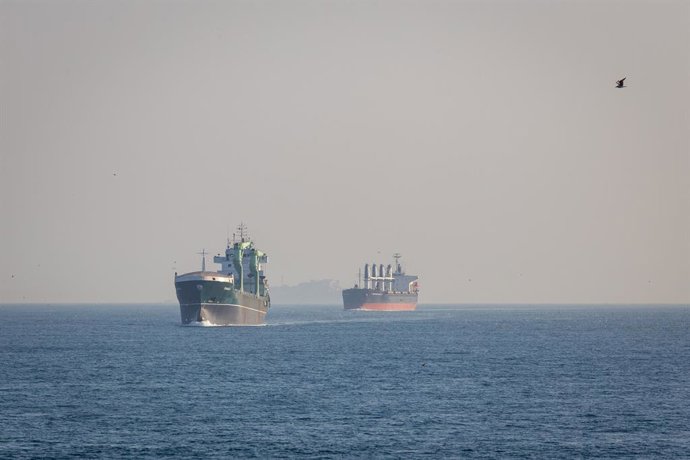 16 March 2026, Turkey, Istanbul: Oil tankers and cargo ships transit the Bosphorus Strait in Istanbul. As tensions in the Strait of Hormuz raise concerns over tanker traffic and the security of global energy routes, the Turkish Straits continue to play a 