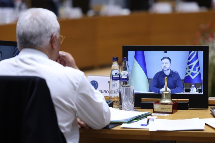 El presidente del Consejo Europeo, António Costa, atienda una videoconferencia con el presidente de Ucrania, Volodimir Zelenski, durante la cumbre de líderes que se celebra este jueves en Bruselas.