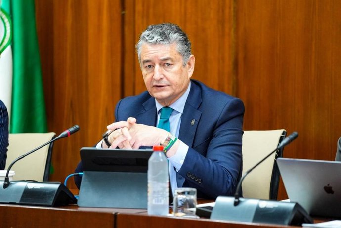 El consejero de Sanidad, Presidencia y Emergencias, Antonio Sanz, en la comisión parlamentaria del 19 de marzo de 2026.