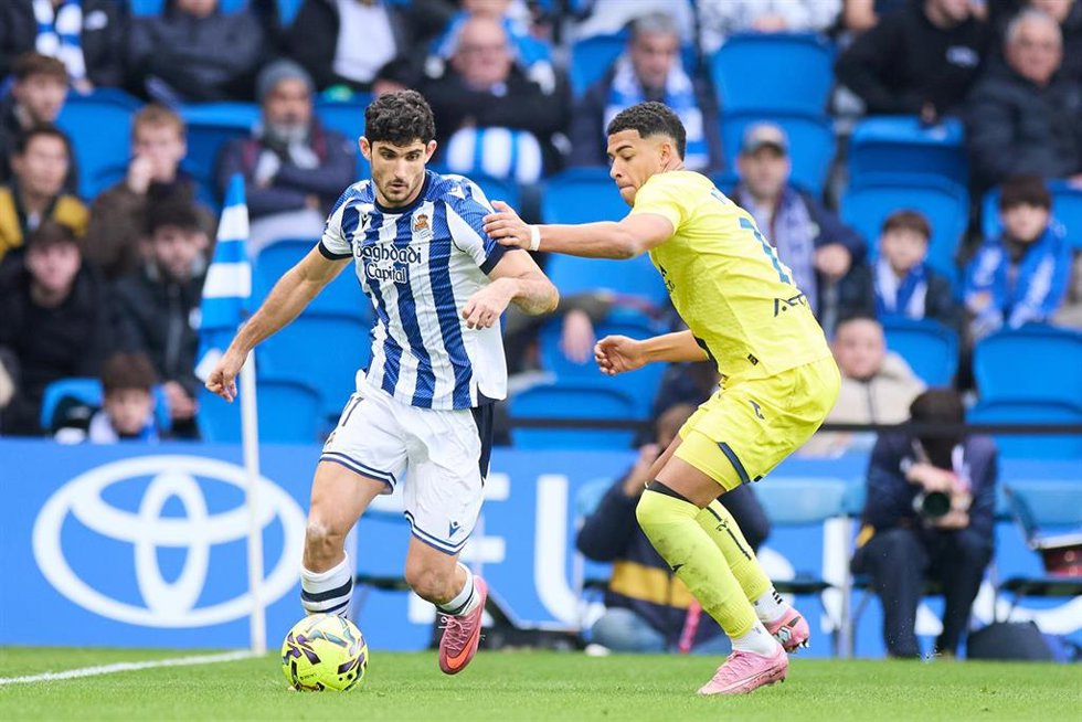 Archivo - El atacante de la Real Sociedad Gonalo Guedes (izquierda) intenta regatear al defensa del Villarreal CF Santiago Mourino, en el partido de LaLiga EA Sports 2025-26 en Anoeta.