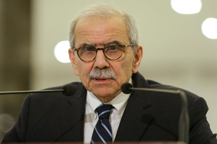 Archivo - Arquivo - 14 de janeiro de 2025, Baabda, Baabda, Líbano: O primeiro-ministro designado do Líbano, Nawaf Salam, fala aos jornalistas após sua reunião com o presidente libanês Michel Aoun. Salam afirmou que estende a mão a todos, num gesto de 