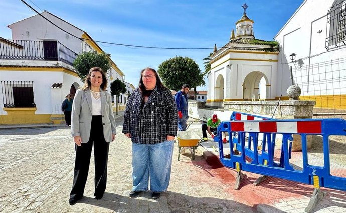 Raquel López y María Zulima Perea junto a una de las obras que se ejecutan en Los Blázquez.