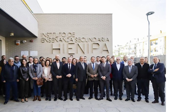 Foto de familia con ocasión de un encuentro en Alcalá sobre FP y empresa.