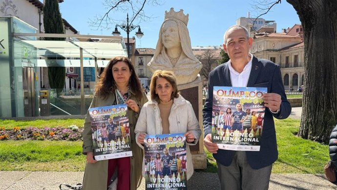 La concejala de Igualdad, Mercedes Escudero (izquierda); el concejal de Deportes, Vicente Canuria (centro) y la presidenta honorífica del club de fútbol femenino del Olímpico de León, Aurora López (centro).