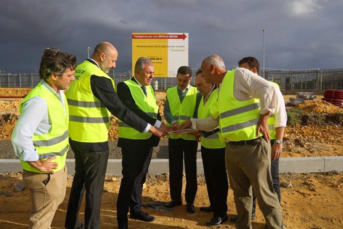 El alcalde de Sevilla, José Luis Sanz, en la visita a unas obras.