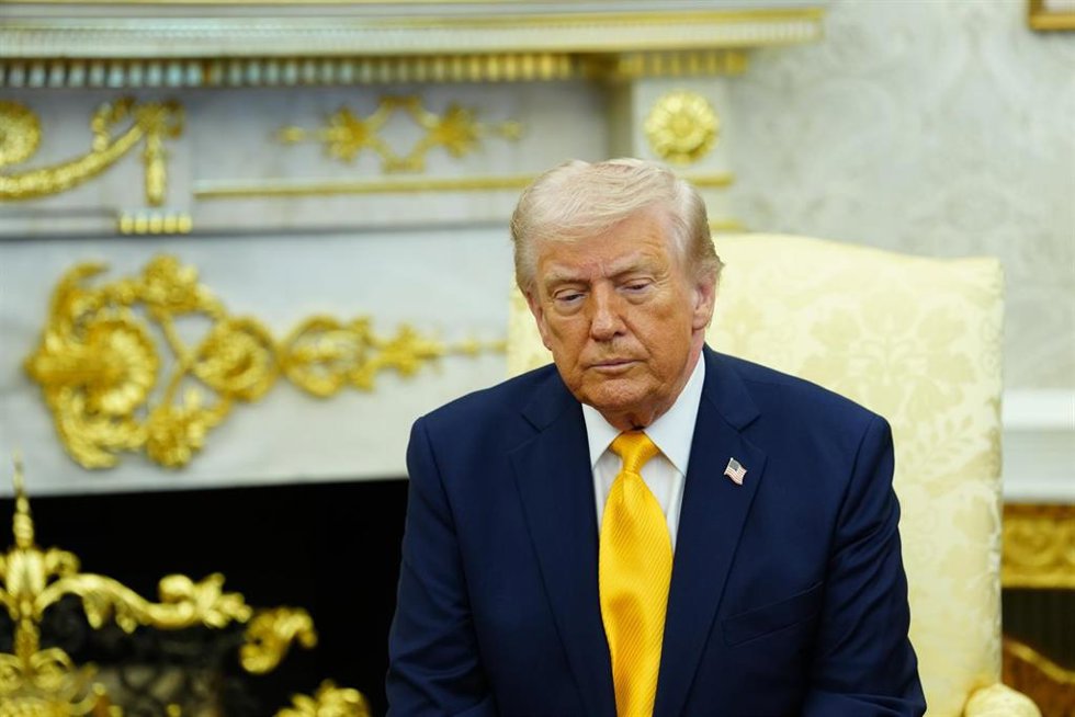 El presidente de EEUU, Donald Trump, en declaraciones desde el Despacho Oval junto a la primera ministra de Japón.