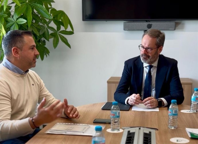 Adolfo Molina (dcha.), durante la reunión con Adicor.