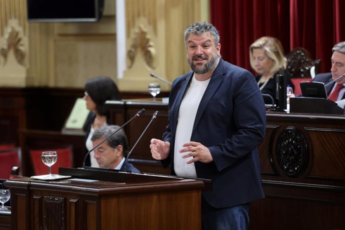 Archivo - El diputado y portavoz de Més per Mallorca Luis Apesteguia, durante un debate de presupuestos autonómicos en el Parlament Balear, a 7 de julio de 2025, en Palma de Mallorca, Mallorca, Baleares (España). 