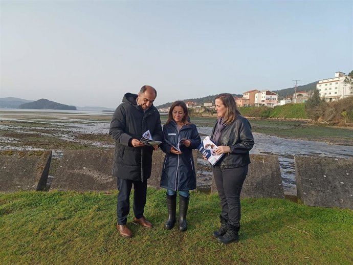 El alcalde de Poio entrega un decálogo a la conselleira do Mar sobre el marisqueo