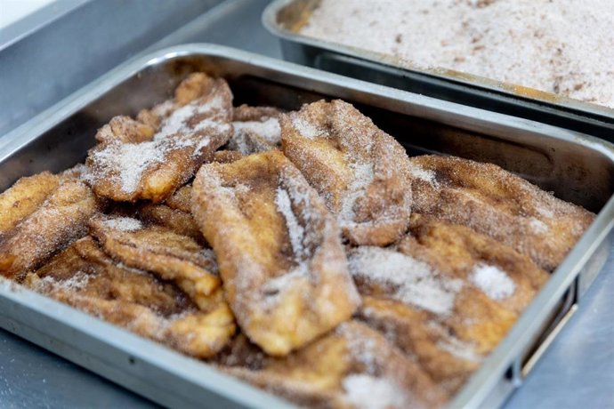 Archivo - Torrijas en elaboración en una pastelería. ARCHIVO.