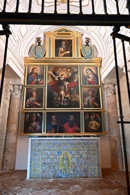Retablo de la capilla de San Miguel de la Mezquita-Catedral ya restaurado.