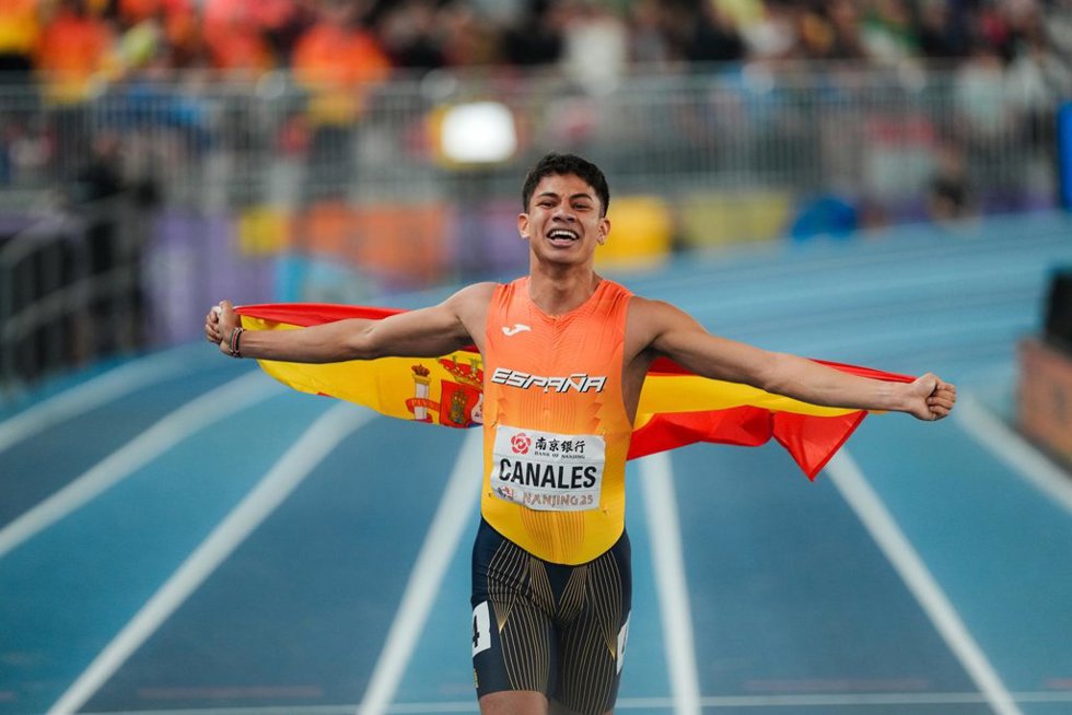 Archivo - Elvin Josué Canales celebra su bronce en los 800 metros en el Mundial de Pista Cubierta de 2025