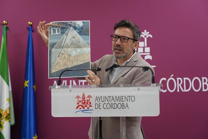 El edil socialista José Antonio Romero muestra una imagen del deterioro que presentan calles y plazas de la ciudad.