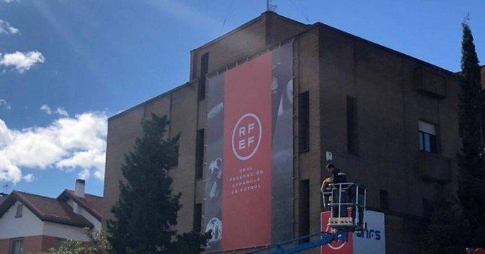 La antigua sede de la Liga Nacional de Fútbol Sala en la calle Mateo Inurria de Madrid será uno de los 14 inmuebles que la RFEF sacará a subasta en mayo.