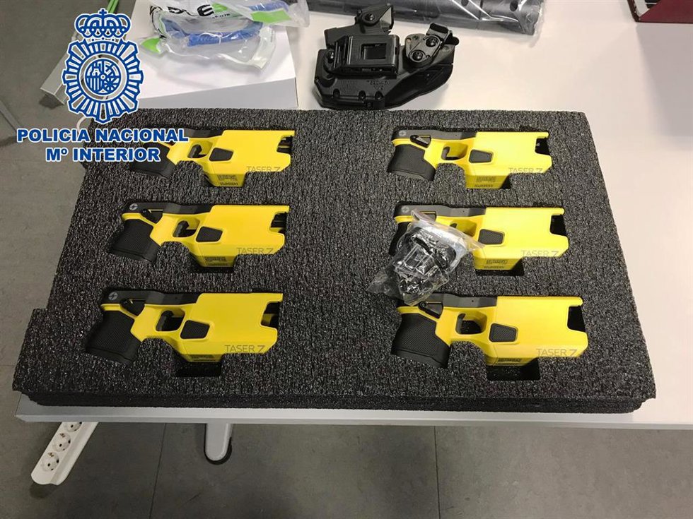 Archivo - Dispositivos electrónicos tipo táser adquiridos por la Policía Nacional