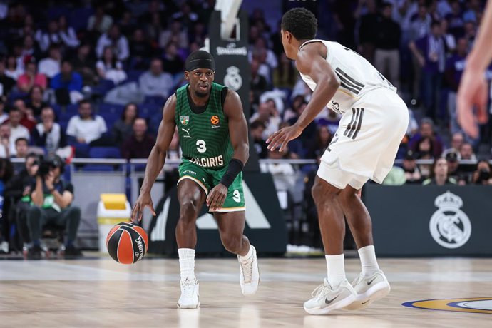 Archivo - Sylvain Francisco of Zalgiris Kaunas and Theo Maledon of Real Madrid in action during the Turkish Airlines EuroLeague Regular Season Round 12 match between Real Madrid and Zalgiris Kaunas at Movistar Arena on November 20, 2025 in Madrid, Spain.