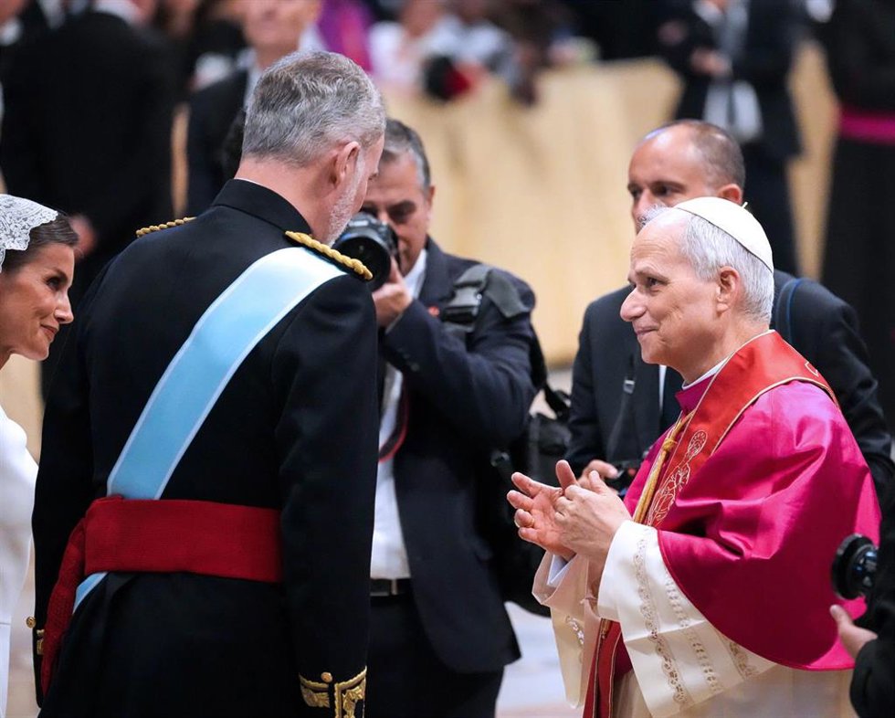 Archivo -  La Reina Letizia y el Rey Felipe VI saludan al Papa León XIV tras la misa de inicio de su Pontificado.