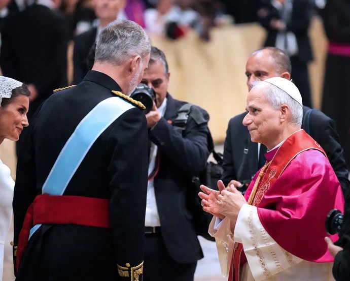 Archivo - (I-D) La Reina Letizia y el Rey Felipe VI saludan al Papa León XIV tras la misa de inicio de su Pontificado, en la plaza de San Pedro, en la plaza de San Pedro, a 17 de mayo de 2025, en Ciudad del Vaticano. Con esta ceremonia se marca el inicio 