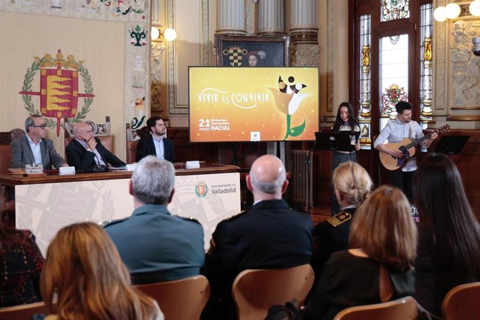 Carnero destaca la "responsabilidad colectiva" de construir una sociedad "más justa y respetuosa" con la diversidad