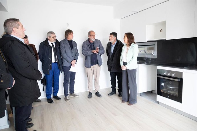 Momento de la visita a uno de los pisos.