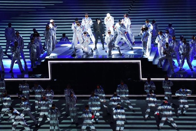 Archivo - 20 November 2022, Qatar, Al Khor: South Korean singer Jung Kook of BTS performs during the opening ceremony of the FIFA World Cup Qatar 2022, prior to the Group A opening match between Qatar and Ecuador at Al Bayt Stadium. Photo: Adam Davy/PA Wi