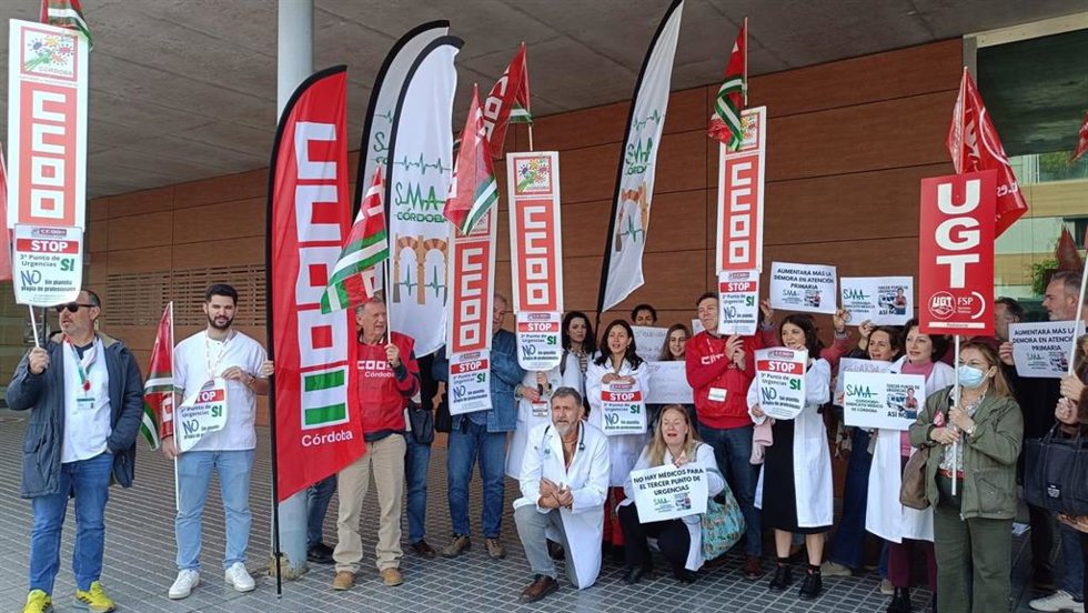 Los sindicatos se concentran contra la apertura, sin personal propio, del tercer punto de Urgencias de Córdoba.
