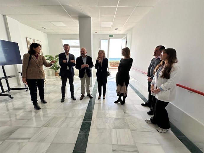 Representantes institucionales y de la FAAM durante la visita al Centro de Día de Intervención Temprana en Alzheimer en Almería tras las obras de ampliación.
