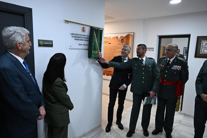 El ministro del Interior, Fernando Grande-Marlaska, en la inauguración de la ampliación del cuartel de la Guardia Civil en Chipiona (Cádiz).