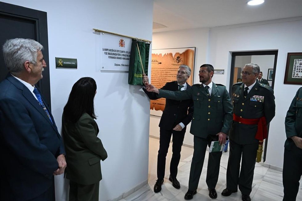 El ministro del Interior, Fernando Grande-Marlaska, en la inauguración de la ampliación del cuartel de la Guardia Civil en Chipiona (Cádiz).