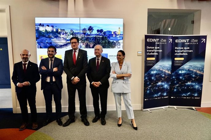El ministro para la Transformación Digital y de la Función Pública, Óscar López (c), junto al alcalde de Málaga, Francisco de la Torre (2d), durante la presentación del proyecto Centesimal.
