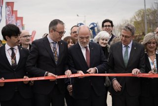 El conseller Jaume Duch corta la cinta de inauguración de la 153 Feria de Sant Josep de Mollerussa (Lleida)