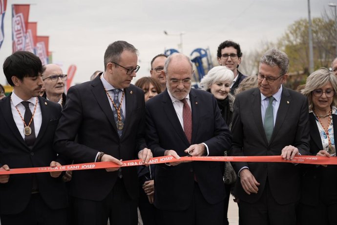 El conseller Jaume Duch corta la cinta de inauguración de la 153 Feria de Sant Josep de Mollerussa (Lleida)