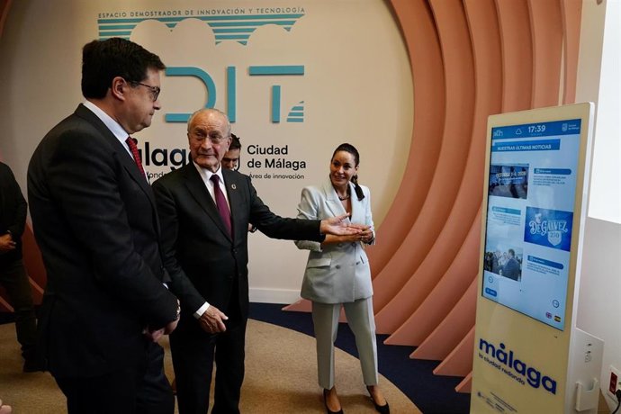 El ministro para la Transformación Digital y de la Función Pública, Óscar López (i), junto al alcalde de Málaga, Francisco de la Torre (2i), durante la presentación del proyecto Centesimal. 