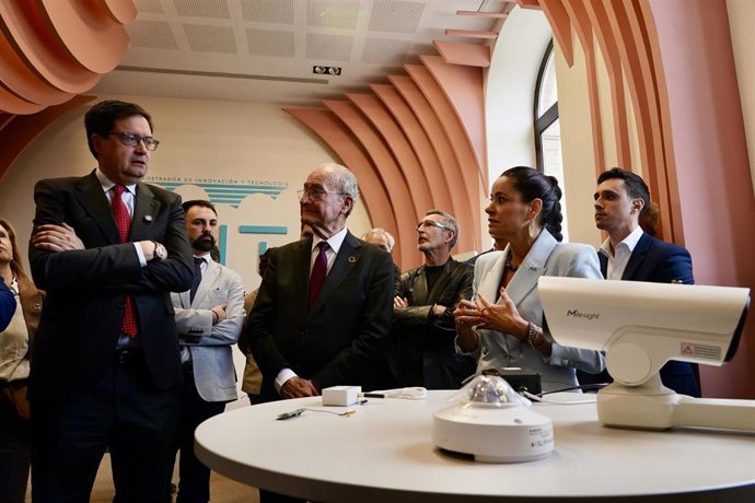 El ministro para la Transformación Digital y de la Función Pública, Óscar López (i), junto al alcalde de Málaga, Francisco de la Torre (2i), durante la presentación del proyecto Centesimal.