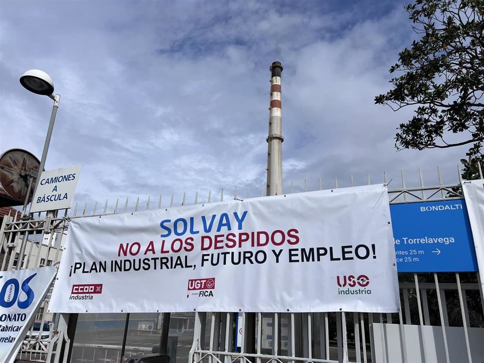 Pancarta contra el ERE en la planta de Solvay