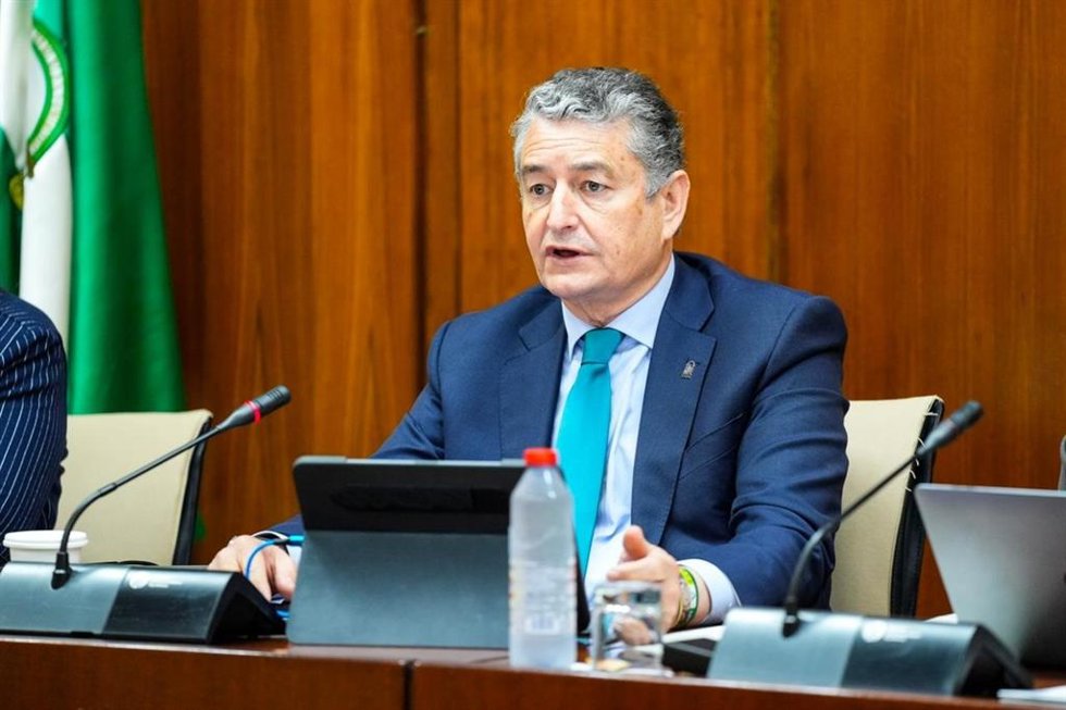 El consejero de Sanidad, Presidencia y Emergencias, Antonio Sanz, en la comisión parlamentaria del 19 de marzo de 2026.