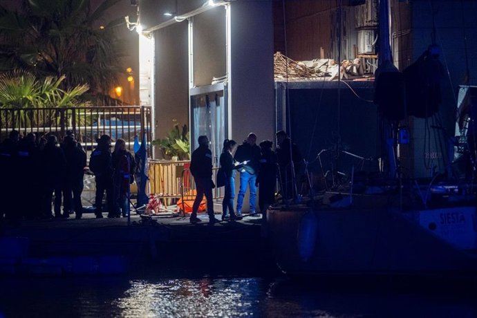 Els Mossos treballen a la platja del Somorrostro de Barcelona, on aquest dijous a la tarda ha aparegut un cadàver