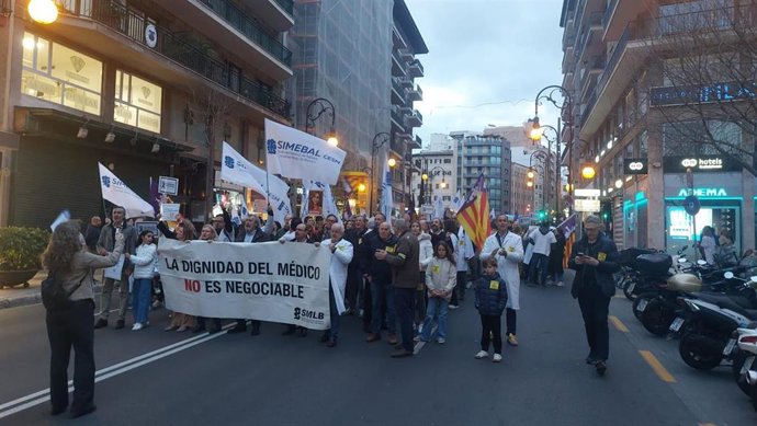Cabecera de la manifestación del Simebal por la retirada del Estatuto Marco.