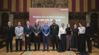 L'alcalde de Barcelona, Jaume Collboni, lliura la Medalla d'Or al Mèrit Cultural al coreògraf Marcos Morau