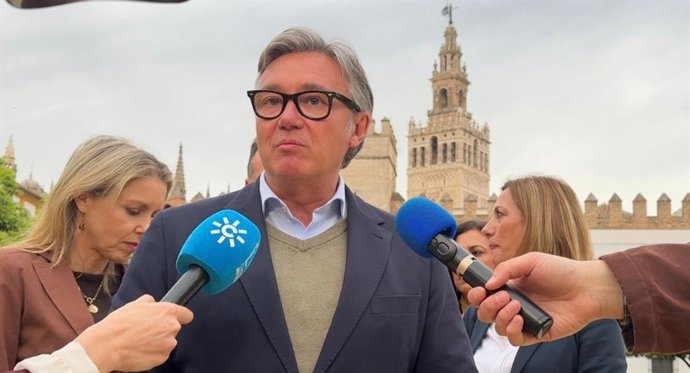 El portavoz de Vox en Andalucía, Manuel Gavira, durante la atención en la tarde de este jueves.