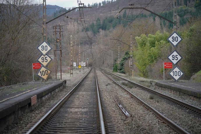 Archivo - Vías de tren en País Vasco (España).